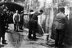 SPD-Politiker werden 1933 gezwungen, unter Aufsicht der SA Wandparolen zu entfernen © Archiv der sozialen Demokratie