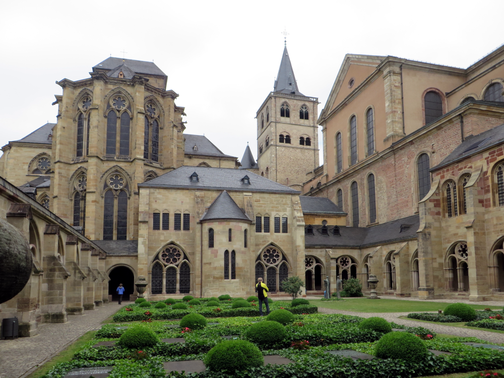 Hohe Domkirche St. Peter zu Trier: Kreuzgang, Liebfrauenkirche und Dom (24.6.2015; Foto: Klaus Meyerbröker)