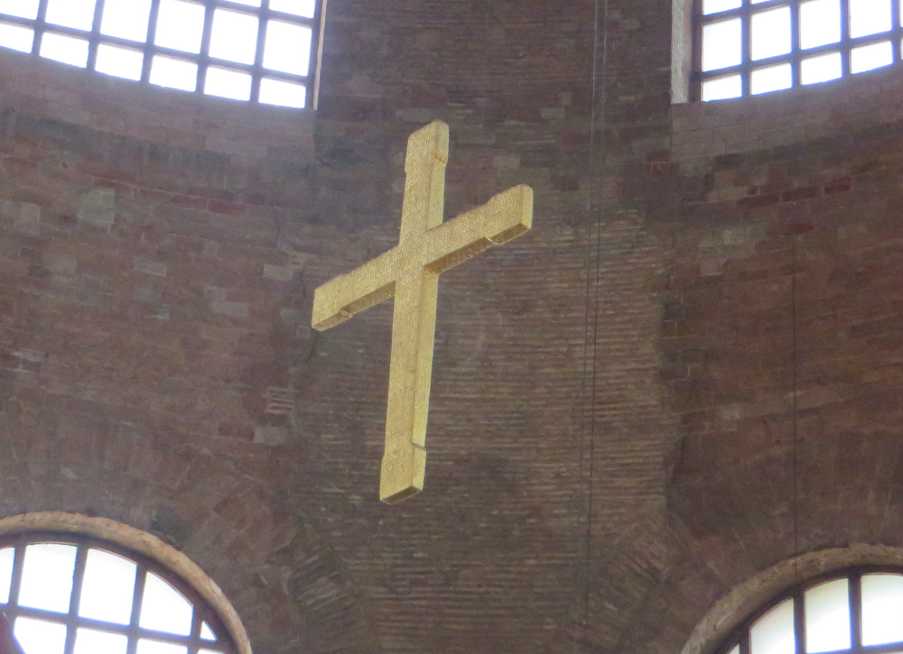 Trier: Das Kreuz in der Konstantinbasilika (24.6.2015; Foto: Klaus Meyerbröker)