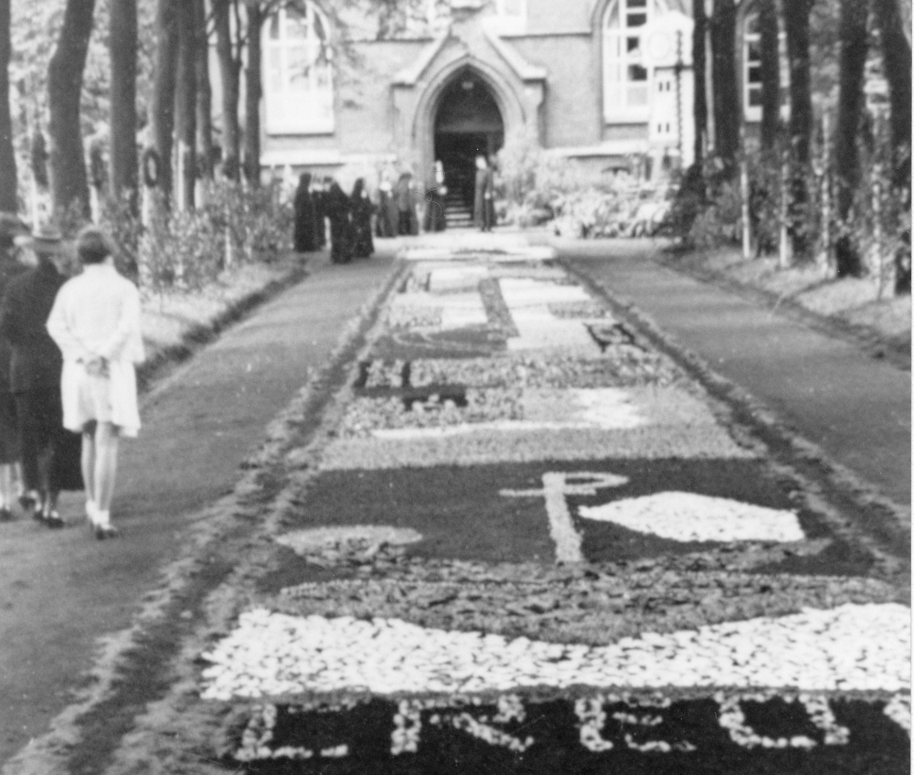 Blumenschmuck vor dem Mutterhaus der Hiltruper Missionsschwestern (13.7.1938; Foto: Hiltruper Museum)
