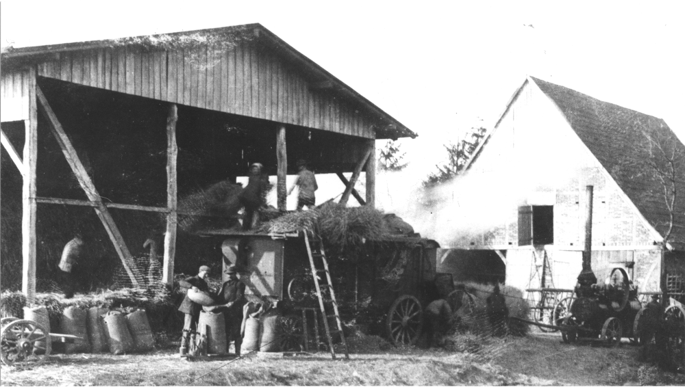 Dreschmaschine auf dem Hof Lütke Wentrup in Hiltrup, rechts im Bild die Lanz-Lokomobile (1910; Foto: Hiltruper Museum)