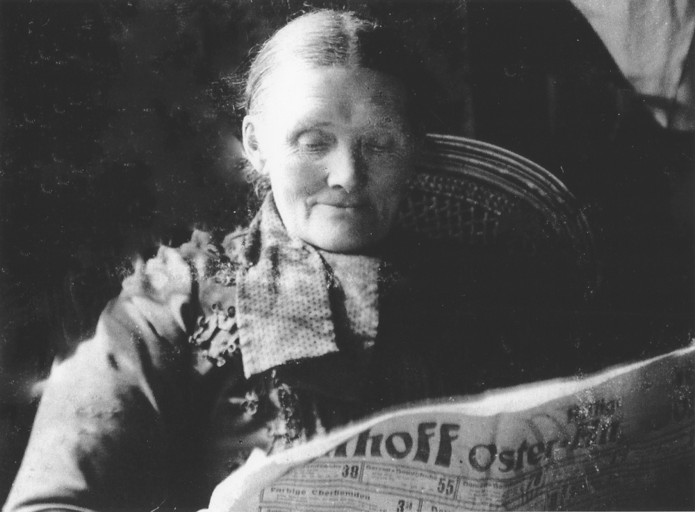 Bäuerin Lütke Wentrup aus Hiltrup mit der Zeitung: Osterangebote des Kaufhauses Althoff (1911; Foto: Hiltruper Museum)