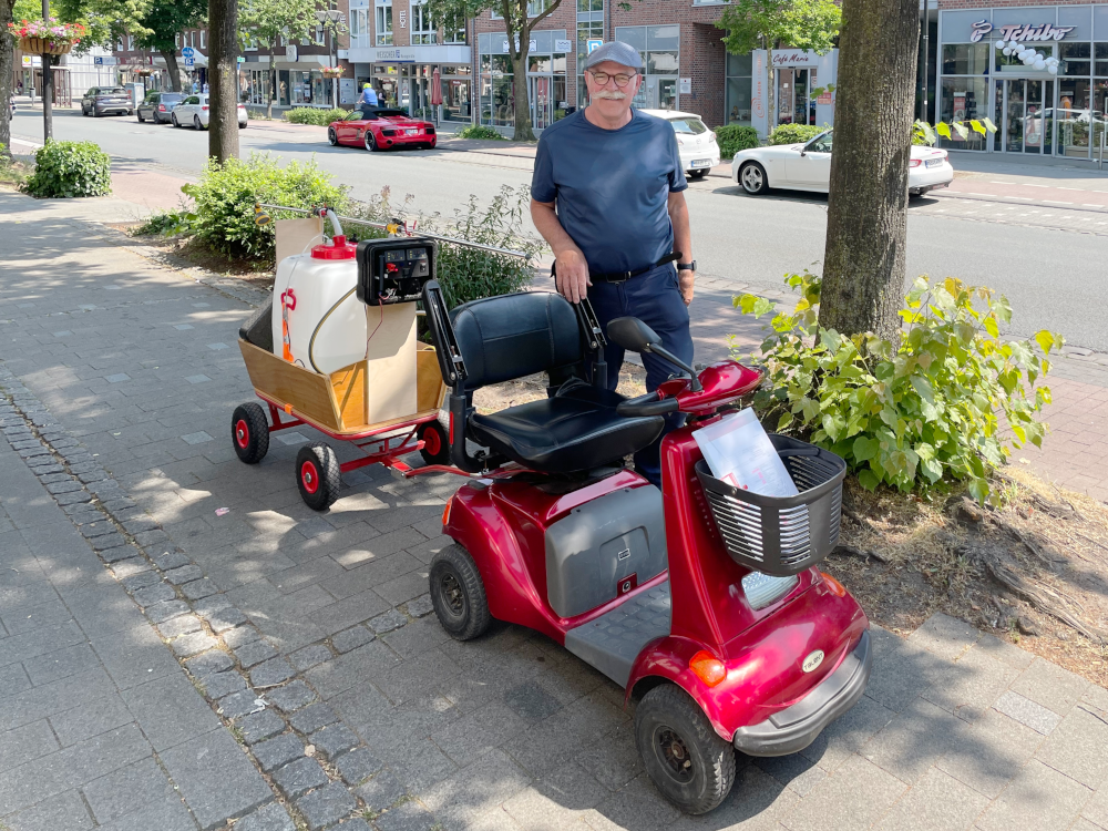 Werner Poether und sein feuerrotes Gieß-Mobil (8.6.2023; Foto: Henning Klare)