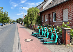 7 Tier-Elektro-Roller blockieren den Gehweg der Hohen Geest (12.6.2023, 11.17h; Foto: Henning Klare)