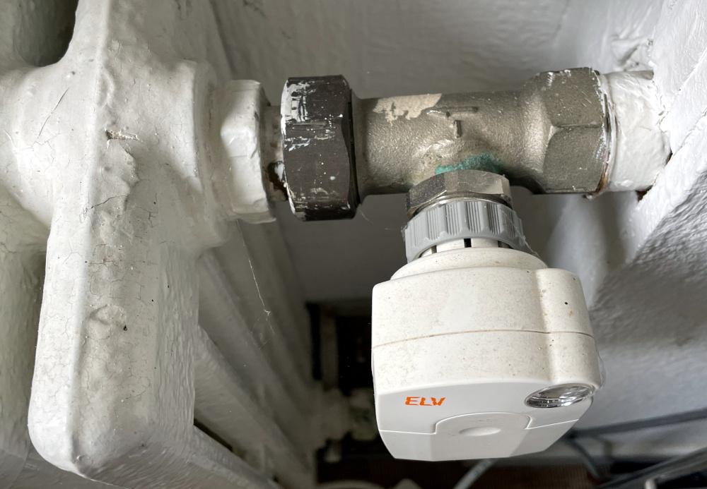 Altes Thermostatventil mit Smart-Home-Aufsatz (10.8.2023, Foto: Henning Klare)