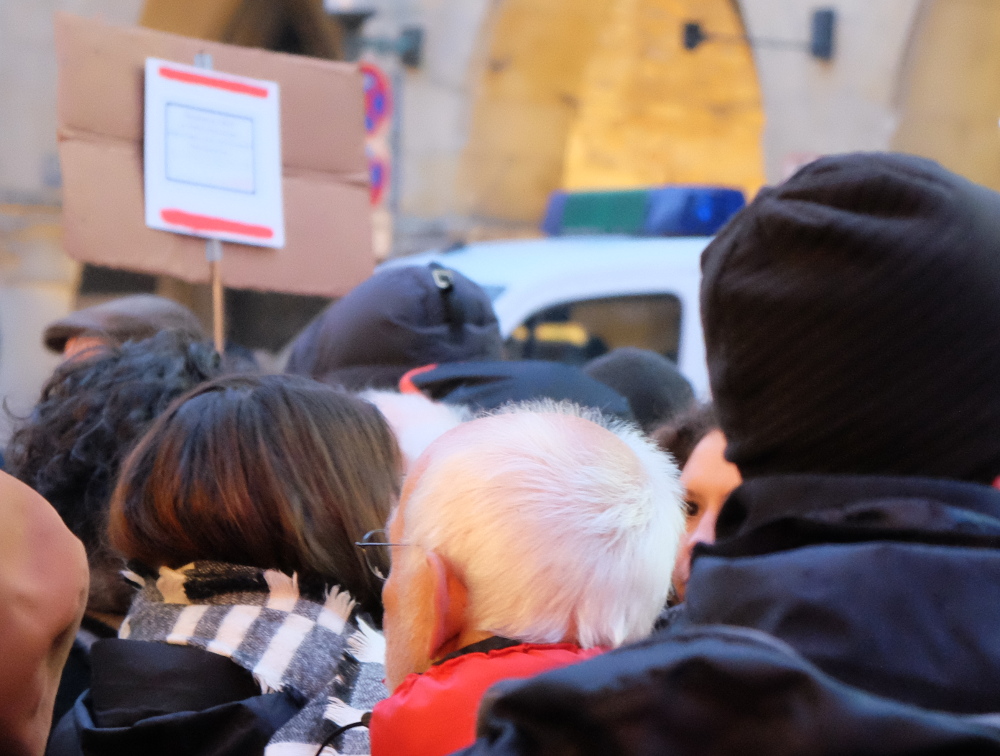 Die weißhaarigen Alten waren auf der Demo gegen den AfD-Auftritt genauso vertreten wie Mittelalte und Junge (10.2.2017; Foto: Klare)