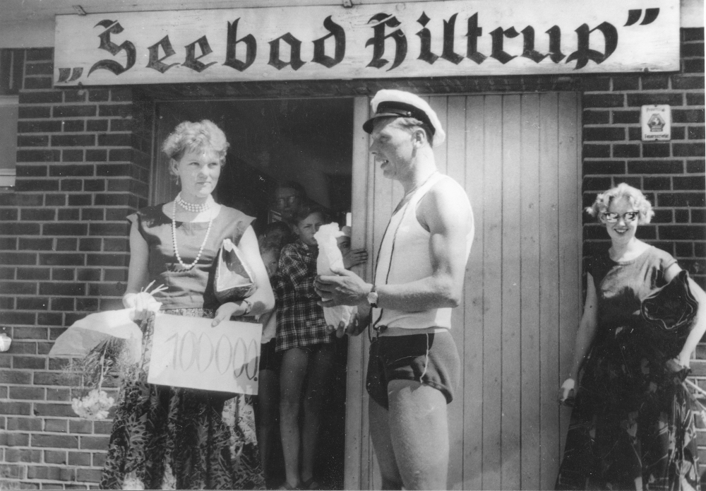 "Seebad Hiltrup", Bademeister Deiters begrüßt die 100000. Besucherin (1957; Foto: Hiltruper Museum)