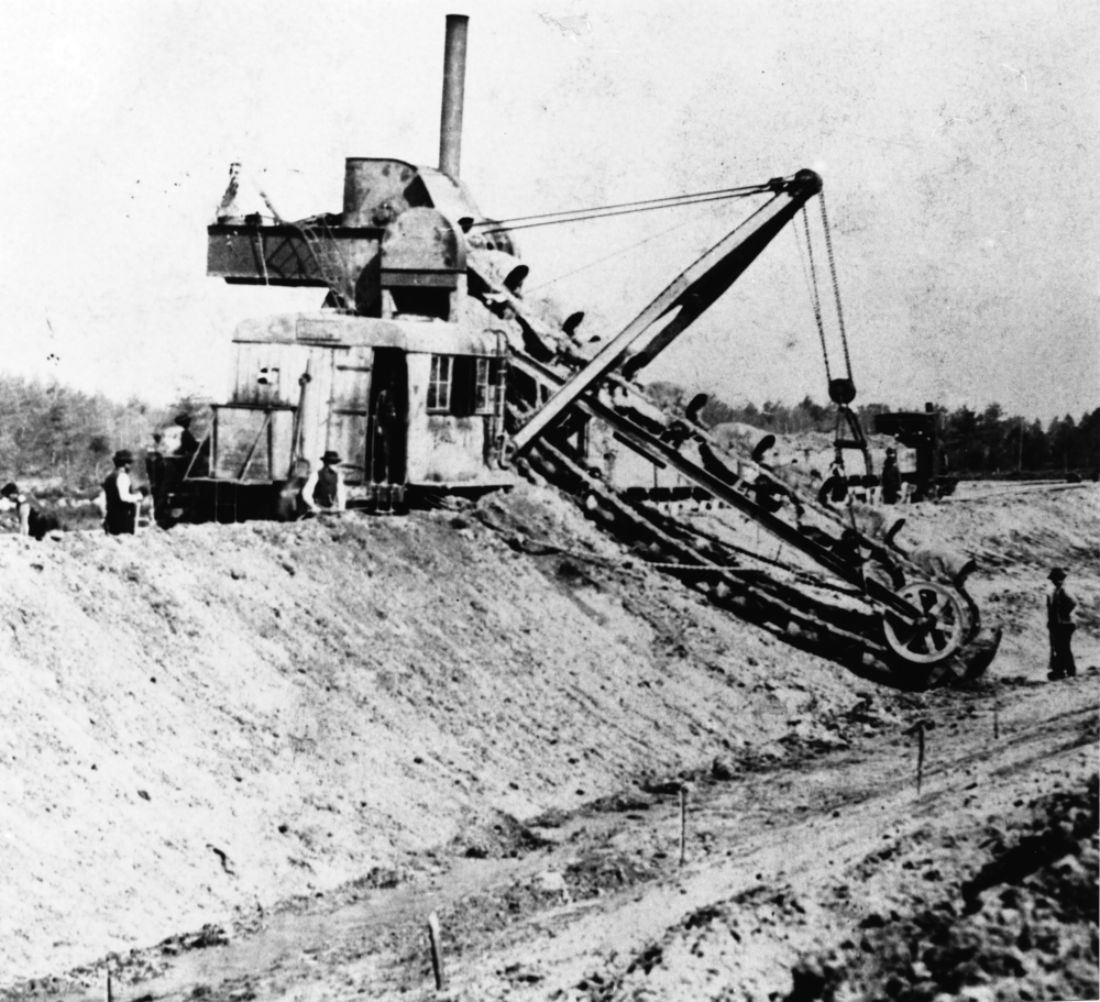 Dampfbetriebener Eimerkettenbagger an der Baustelle des Dortmund-Ems-Kanals (1893; Foto: Hiltruper Museum; Bearbeitung: Henning Klare)