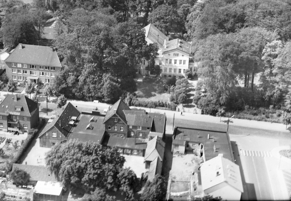 Bahnhofstraße Hiltrup: Oben Landwirtschaftsverlag und Villa Schencking; unten Mitte Gaststätte Elfering, rechts daneben die Schenckingschen Kolonaden (um 1955)