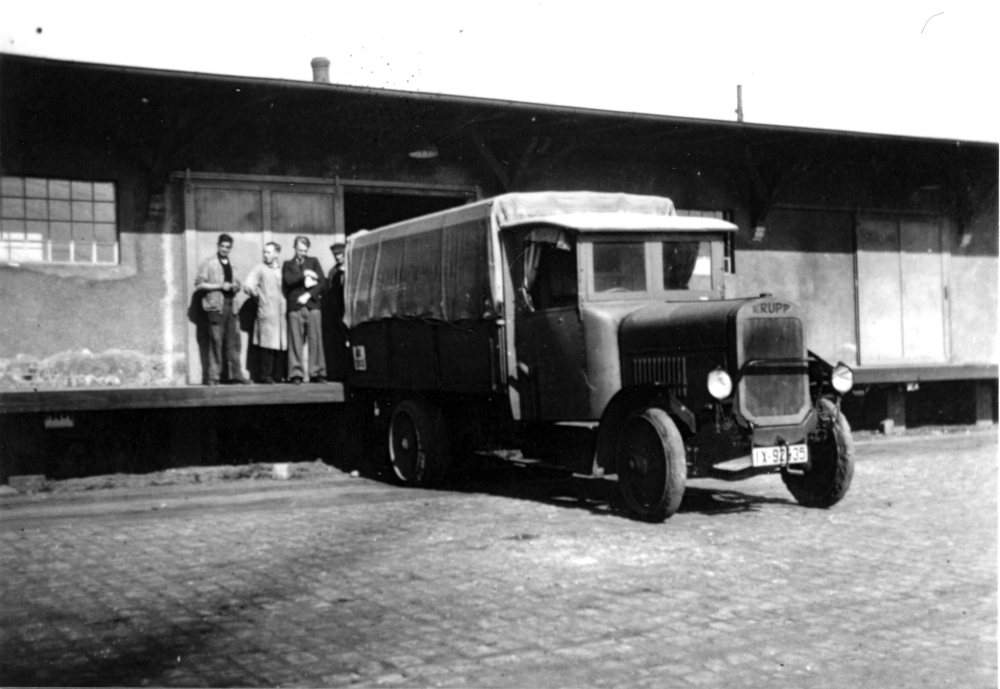 Güterabfertigung am Bahnhof Hiltrup: Umladen vom Güterschuppen auf LKW (1941; Foto: Hiltruper Museum)