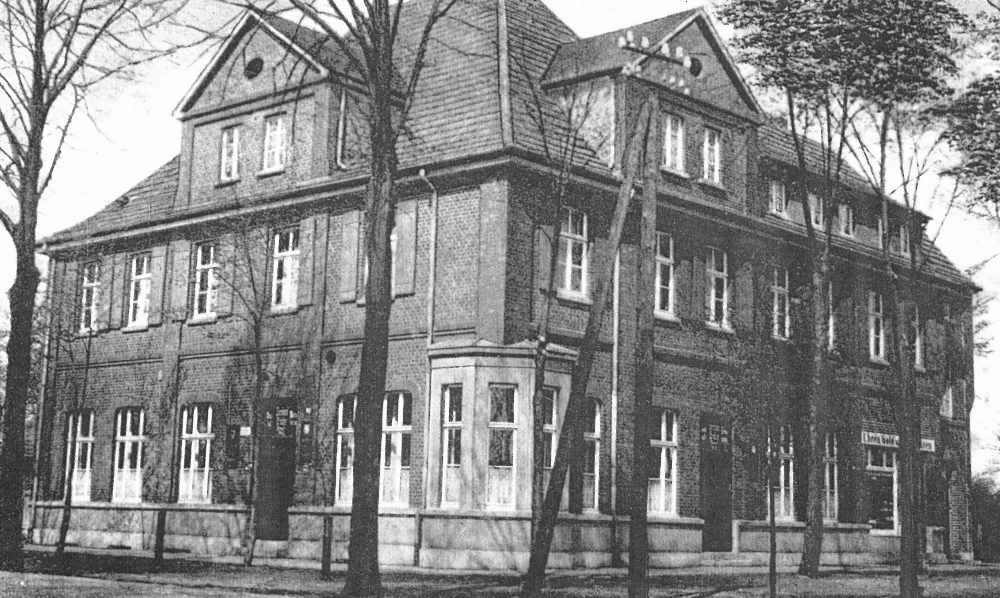 Hiltrup, Haus Bröcker, rechts Geschäft für "Uhren, Gold- und Silberwaren und Optik" (1934; Foto: Hiltruper Museum)