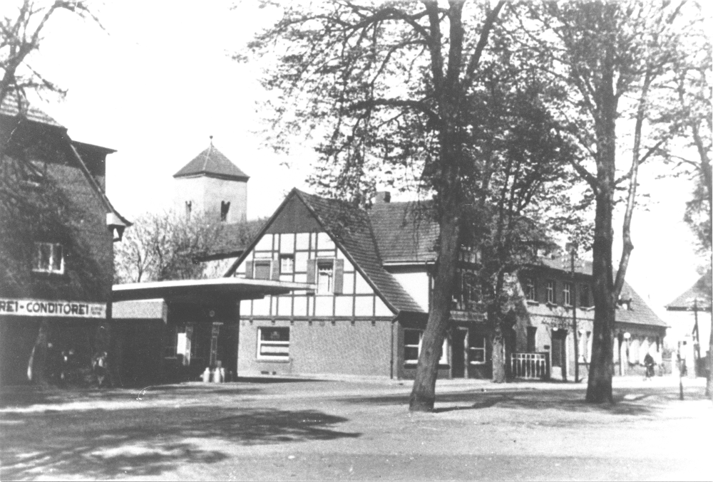 Hiltrup: Bäckerei/Conditorei, Tankstelle und Schenkwirtschaft Heithorn, rechts daneben Scheller (ungefähr 1942; Foto: Hiltruper Museum)