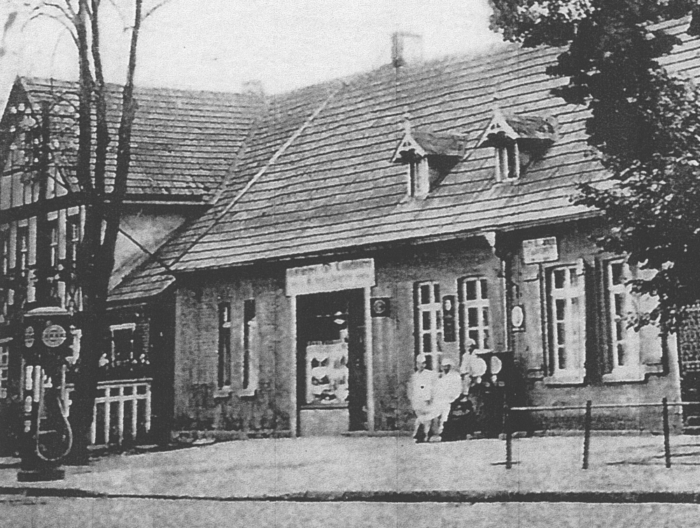 Hiltrup, Benzin-Zapfsäule vor der Bäckerei Scheller (um 1925; Foto: Hiltruper Museum)