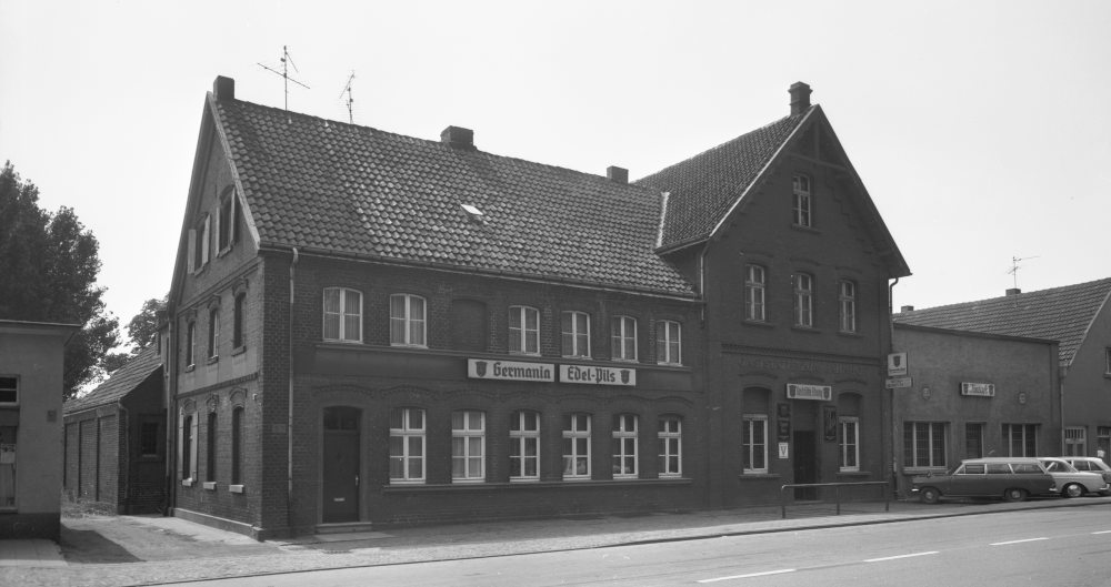 Hiltrup, "Gaststätte zum Bahnhof" Elfering mit Tanzcafé (r.), links die Schenckingschen Kolonaden (um 1965)