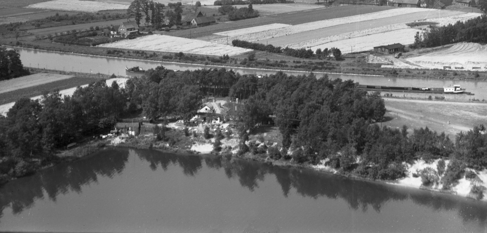 Steiner See mit "Haus Steiner"; im Hintergrund rechts Sandabbau auf der Kanalinsel (1956)