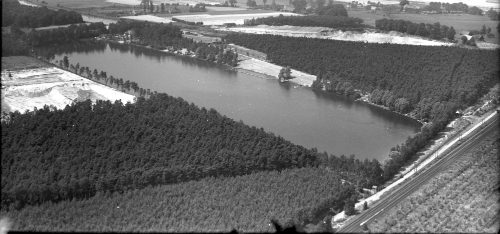 Sandgrube des Kalksandsteinwerks Schencking (l.), Steiner See mit "Haus Steiner" und "Seebad Hiltrup" (1956)