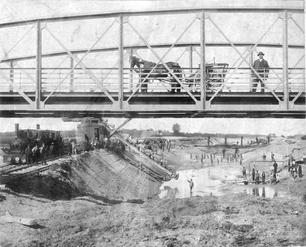 Schachtmeister Alfonso Ognibeni (oben auf der Haus Kannener Brücke) überwacht die Kanalarbeiten (um 1895; Foto: Familie Schulze-Heil)