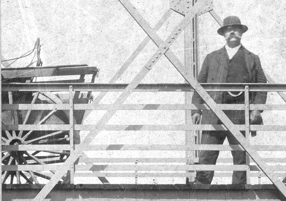 Schachtmeister Alfonso Ognibeni oben auf der Haus Kannener Brücke (um 1895; Foto: Familie Schulze-Heil)