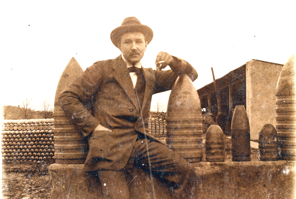 "Hiltrup auf dem Granatenlager": Josef Wentrup posiert vor Artilleriemunition auf dem früheren Dalhoff-Werksgelände am Hiltruper Bahnhof (um 1917; Foto: Hiltruper Museum, Bearbeitung: Henning Klare)