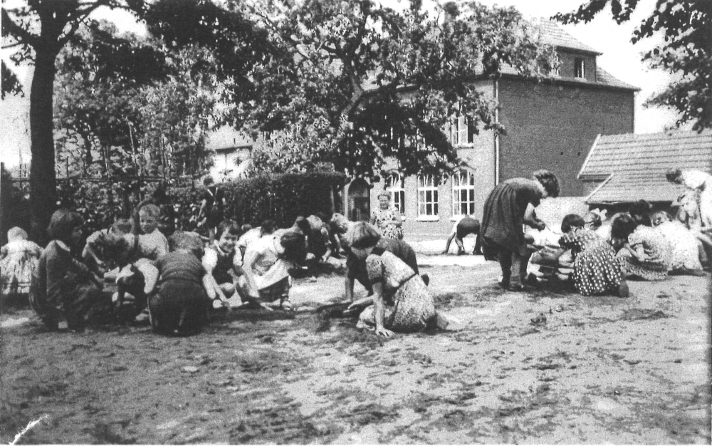 Hiltrup. Die Schule an der Clemensstraße (heute: Patronatsstraße) ist 1925 auf 8 Klassenräume erweitert: Pausenspiele auf dem Schulhof (Foto: 1950, Hiltruper Museum)