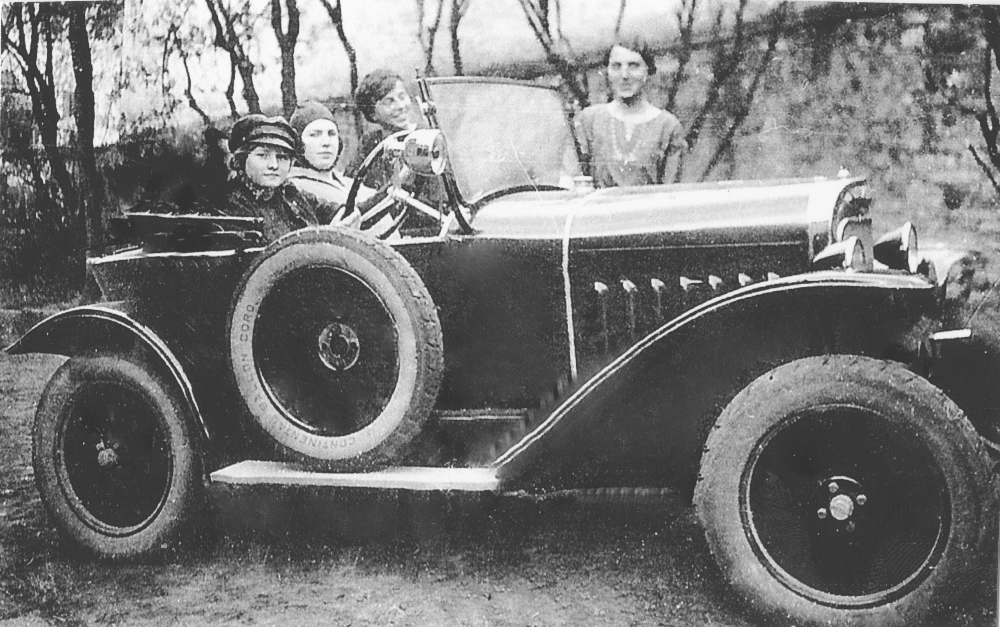 Die Hanses-Töchter im Opel Laubfrosch: Irmingard am Steuer, daneben Antoinette (1925; Foto: Hiltruper Museum)