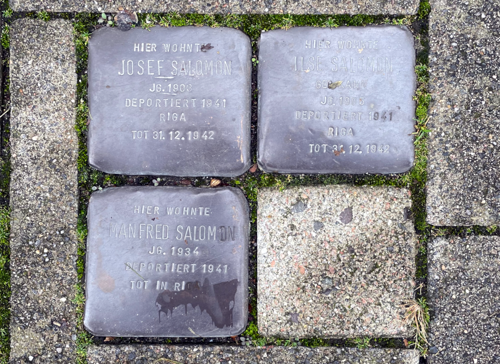 Stolpersteine zur Erinnerung an die ermordete Familie Salomon vor dem Haus Westfalenstr. 174 (Foto: 26.10.2023, Henning Klare)