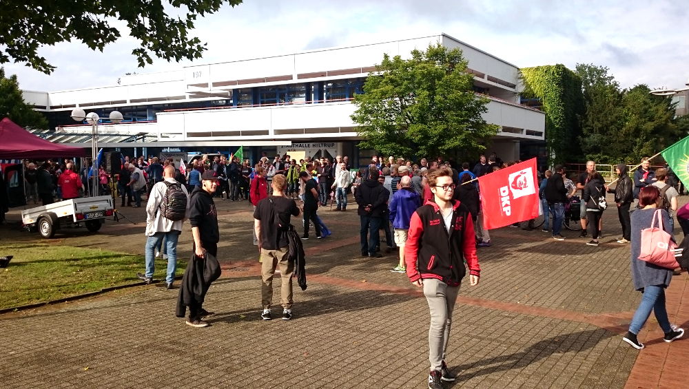 Bunt gemischte friedliche Demonstranten vor der Stadthalle (8.8.2017; Foto: Klare)