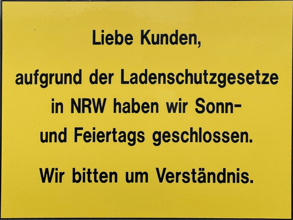 Schild an einer Auto-Waschanlage (30.11.2023; Foto: Henning Klare)