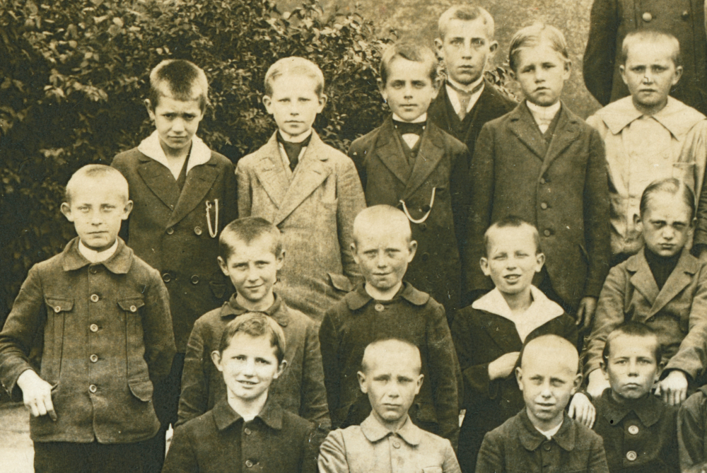 Klassenfoto mit Lehrer Wesseling in HIltrup 1918: Wenige "reiche", ganz überwiegend einfach gekleidete Jungen (Ausschnitt, Foto: Hiltruper Museum)