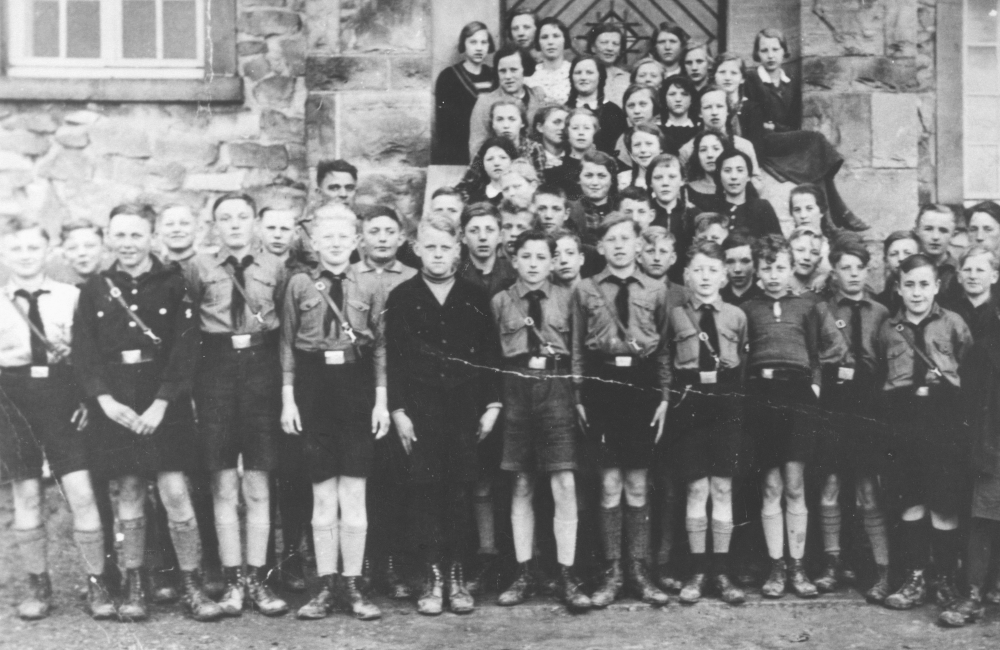 Ausflug der Hiltruper Volksschule zur Jugendherberge Nottuln mit Junglehrer Harbaum und Lehrerin Brüggemann (1934; Foto: HIltruper Museum)