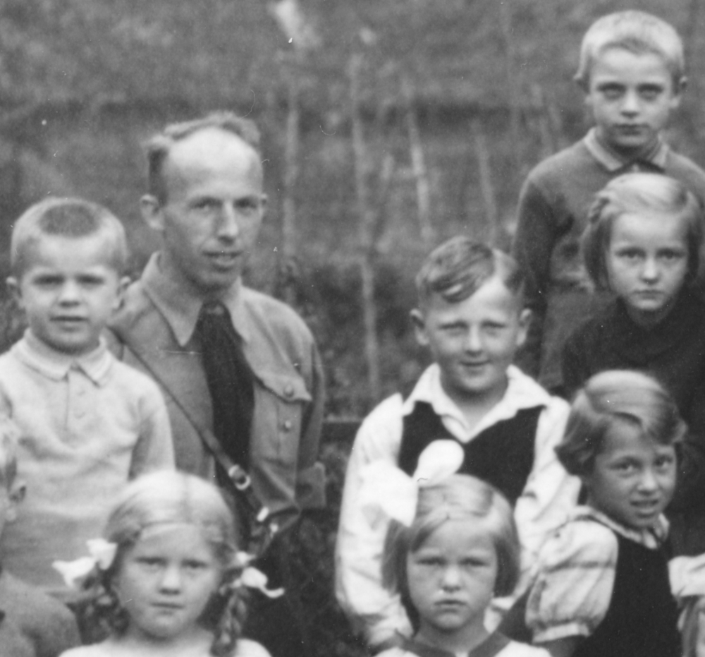 Gruppenfoto der Hiltruper Volksschule 1936: Lehrer Koch in SA-Uniform (Foto: Hiltruper Museum)