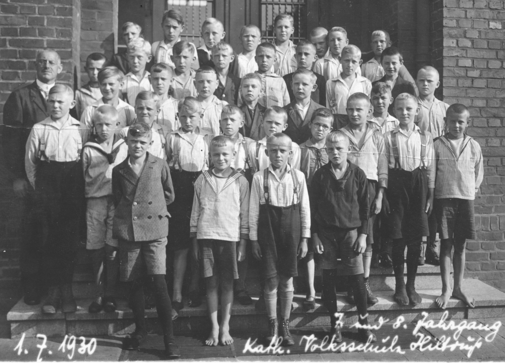 Katholische Volksschule Hiltrup, 7. und 8. Jahrgang mit Rektor Nabbe (1.7.1930; Foto: Hiltruper Museum)