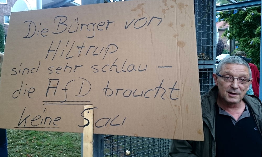 Pappe und Latte mit eindeutiger Botschaft (8.8.2017; Foto: Klare)