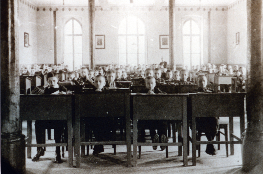 Kloster der „Missionare vom Heiligsten Herzen Jesu“ in Hiltrup: Studiersaal der Zöglinge (Foto um 1925, Hiltruper Museum)