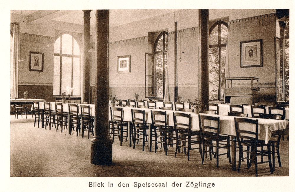 Kloster der „Missionare vom Heiligsten Herzen Jesu“ in Hiltrup: Blick in den Speisesaal der Zöglinge (Foto um 1925, Hiltruper Museum)