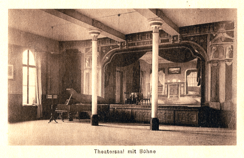 Kloster der „Missionare vom Heiligsten Herzen Jesu“ in Hiltrup: Theatersaal mit Bühne (Foto um 1925, Hiltruper Museum)