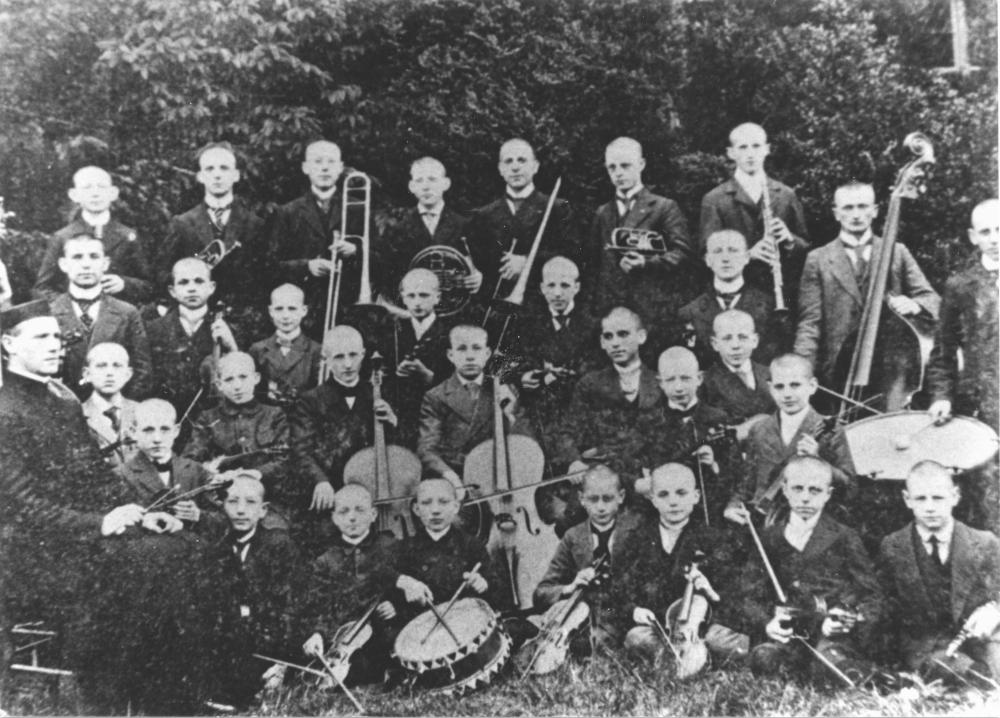 Kloster der „Missionare vom Heiligsten Herzen Jesu“ in Hiltrup: Orchester (Foto um 1925, Hiltruper Museum)