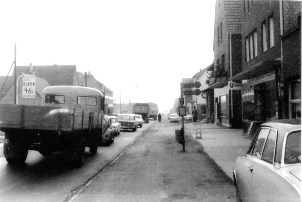 Hiltrup, Verkehr auf der Hammer Straße Richtung Süden in Höhe der Drogerie Himmelmann (r.) Nr. 156A (1962; Foto: Hiltruper Museum)