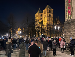 Nicht endender Zustrom zur Demonstation auf dem Domplatz (19.1.2024; Foto: Henning Klare)