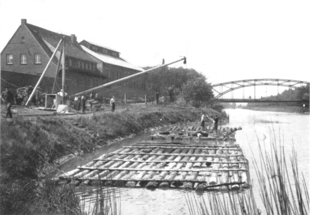 Floßentladung im Kanalhafen, im Hintergrund die 3. Prinzbrücke (1960; Foto: Hiltruper Museum)