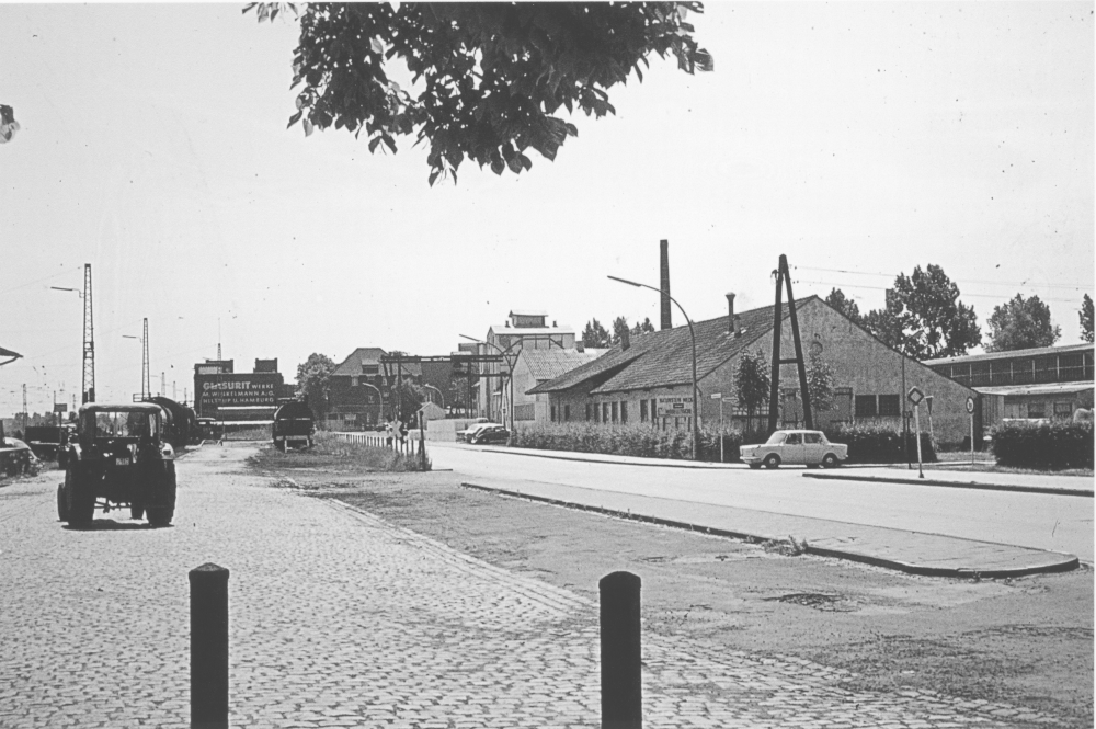 Industrie am Hiltruper Bahnhof: Links die Bahn, Glasurit mit Tankwagen auf eigenem Industriegleis, Schencking, Naturstein Weck (1961 oder später; Foto: Hiltruper Museum)