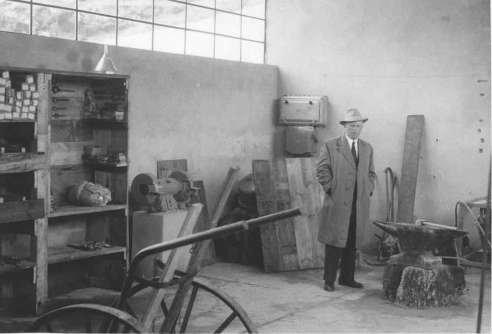 Schencking-Betriebsleiter Wehrmann in der Schlosserwerkstatt (um 1970; Foto: Hiltruper Museum)