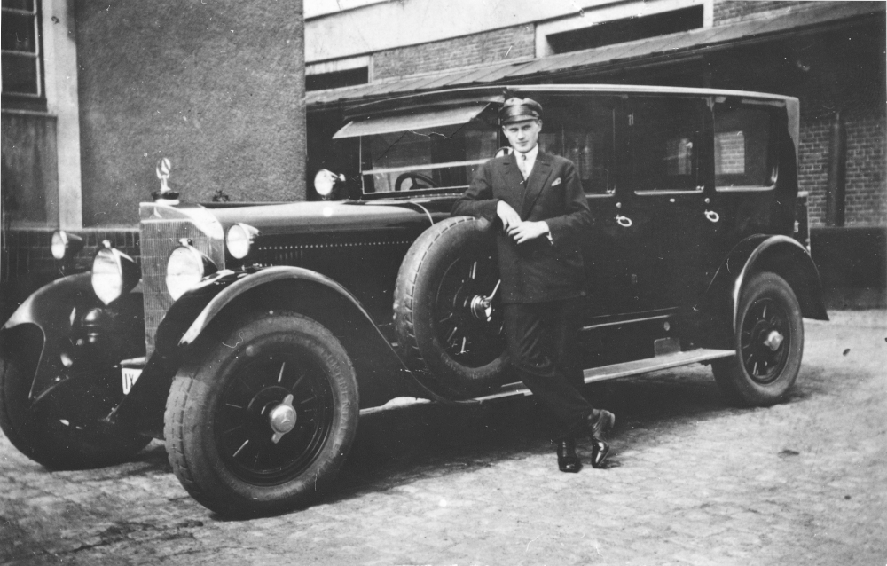 Fahrer Adolf Kumbrink vor dem Dienstwagen des Hiltruper Röhrenfabrikanten Arthur Fischer (1927, Mercedes-Benz 24/100/140 PS; Foto: Hiltruper Museum)