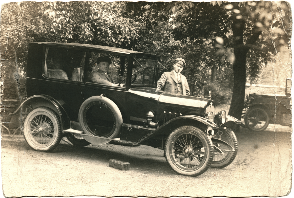 Fabrikant Arthur Fischer posiert in der Wanderer W8 5/15 PS Limousine, daneben sein Fahrer Adolf Kumbrink (um 1923; Foto: Hiltruper Museum)