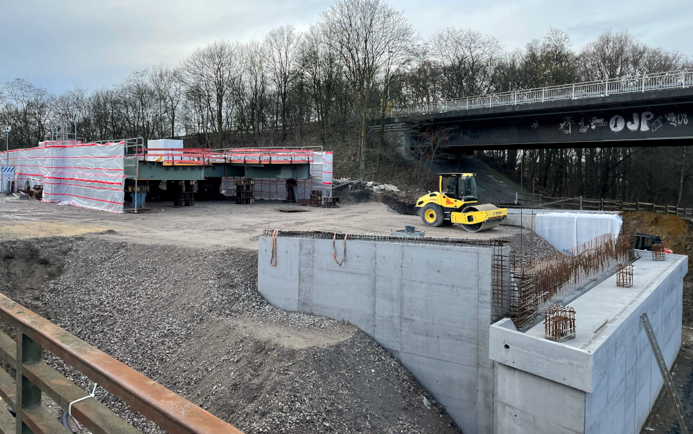 Baufeld der vierten Prinz-Brücke, zwischen den Planen ein Teil der neuen Brücke (10.2.2024; Foto: Henning Klare)