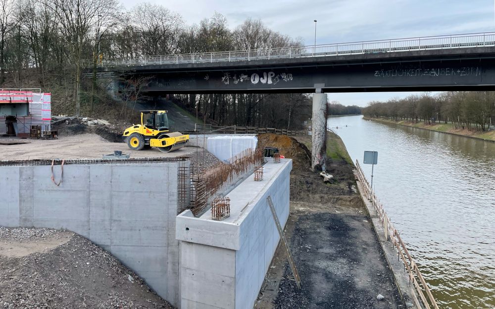 Wiederlager der neuen Brücke (Baufeld der vierten Prinz-Brücke, zwischen den Planen ein Teil der neuen Brücke (10.2.2024; Foto: Henning Klare)