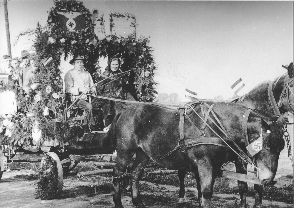 Hiltrup: Bäuerliches Gespann mit Hakenkreuzen im Handwerkerumzug 1933 (Foto: Hiltruper Museum)