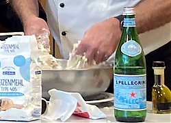 Mehl, Hefe, Wasser, Salz und Olivenöl in Carmelo Tinnirellos Händen (19.3.2024 im Gemeindezentrum St. Clemens; Foto: Klare)