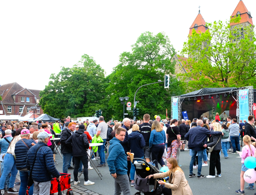 Hiltruper Frühlingsfest: Hauptbühne vor St. Clemens (4.5.2024; Foto: Henning Klare)