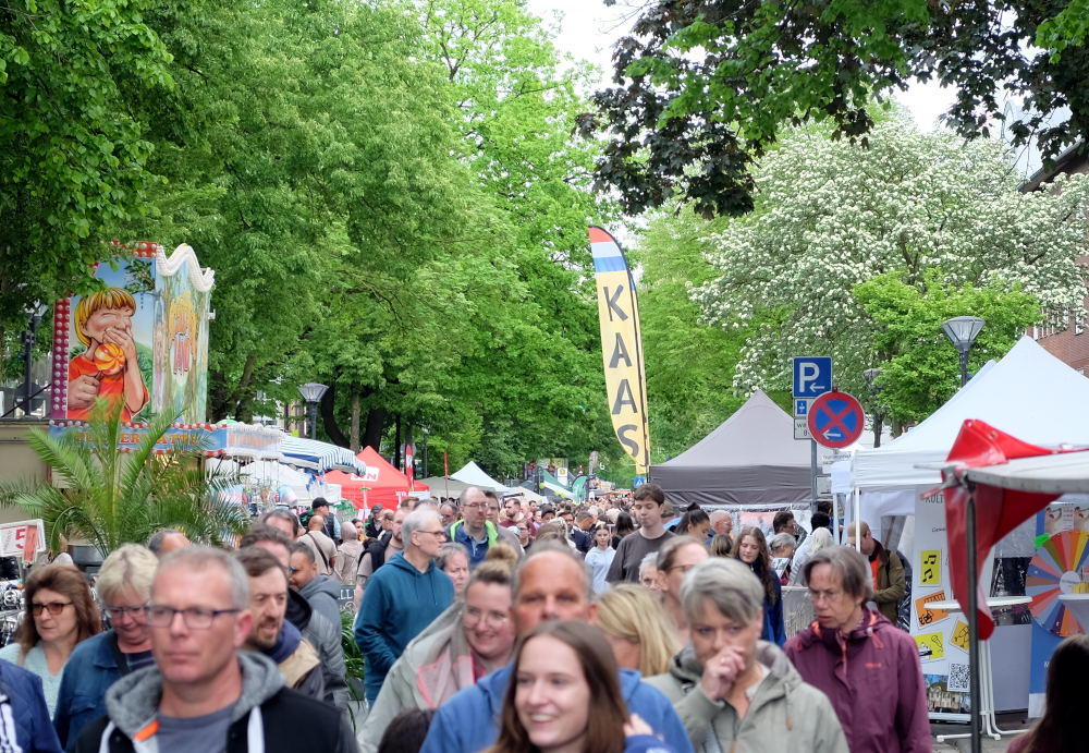 Hiltruper Frühlingsfest: Marktallee, dicht gedrängt (4.5.2024; Foto: Henning Klare)